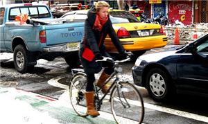 Ciclista anda em rua de Manhattan