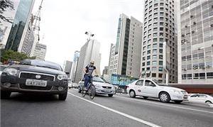 Ciclista anda entre carros na av. Paulista, no cen