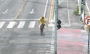 Ciclista circulando fora da pista