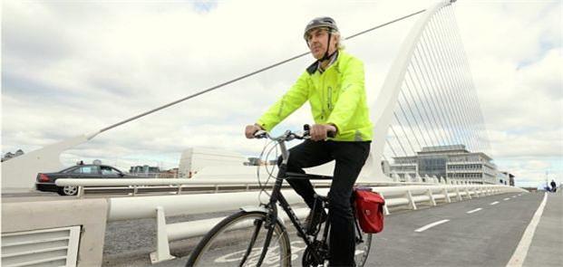 Ciclista cruza a ponte Samuel Beckett, em Dublin