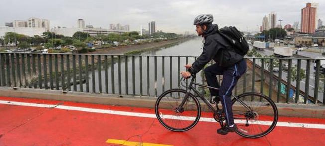 Ciclista cruza ciclovia sobre ponte em 2014