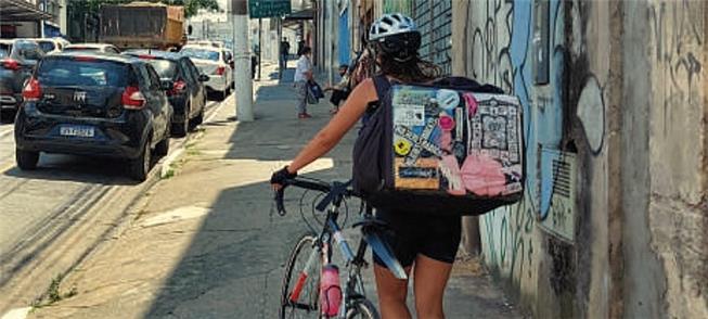 Ciclista de entregas em rua de São Paulo
