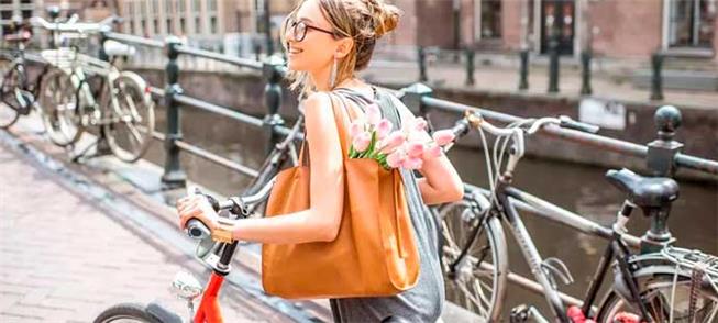 Ciclista em Amsterdã, no país que ama a bicicleta