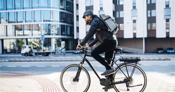 Ciclista em Estocolmo: solução de mobilidade