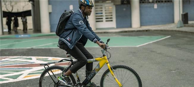 Ciclista fica com a guarda da bike durante o semes