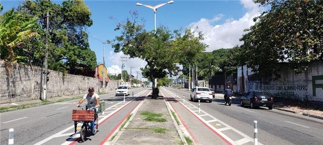 Ciclista na faixa da Av. Coronel Carvalho, Bairro