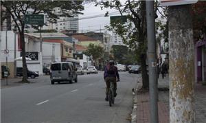 Ciclista na Rua dos Pinheiros, circulação com risc