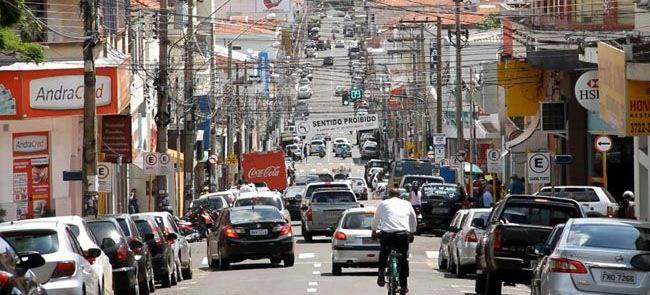 Ciclista no centro da Andradina (SP)