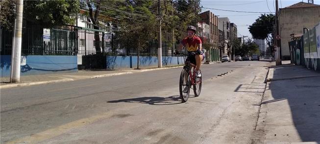 Ciclista passa por ciclovia deteriorada em área ce