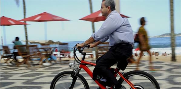 Ciclista pedala e-bike no Rio de Janeiro