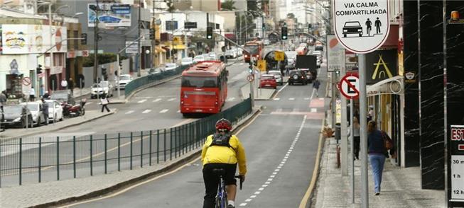 Ciclista pedala na 