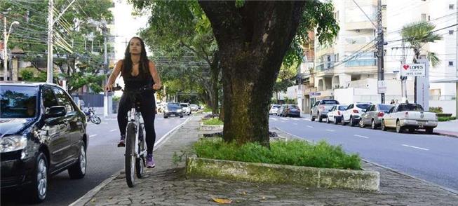 Ciclista pedala no canteiro central da av. Rio Bra