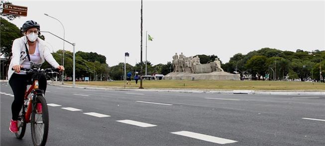 Ciclista protegida com máscara na região do Ibirap