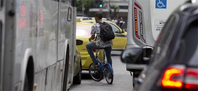 Ciclista se arrisca no trânsito da Primeiro de Mar