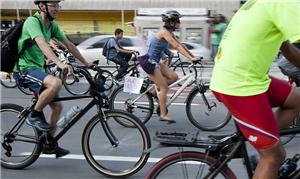 Ciclista seguem em marcha durante protesto na aven