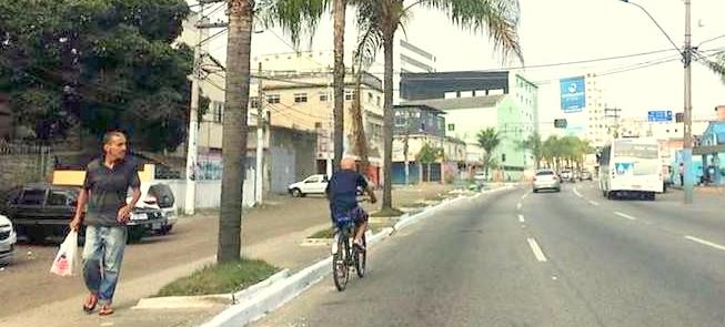 Ciclista trafega em São Gonçalo