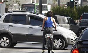 Ciclista trafega na av. Paulista em meio a carros