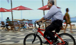 Ciclista usa bicicleta elétrica na ciclovia da orl