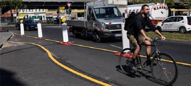 Ciclista usa ciclovia temporária este mês em Berli