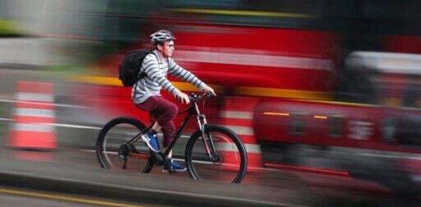 Ciclista utiliza ciclofaixa provisória em Bogotá