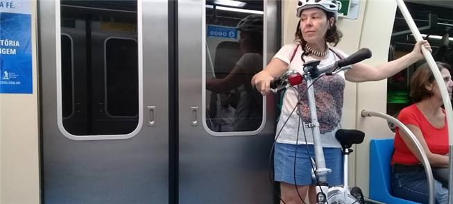 Ciclista viaja com sua bicicleta em trem do Metrô