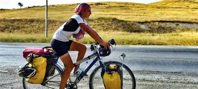 Ciclista viaja no Kazaquistão