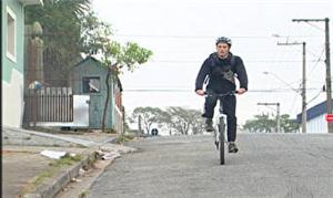Ciclistas andam dividindo espaço com carros e ônib