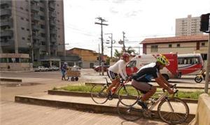 Ciclistas aproveitam para pedalar em corredor para