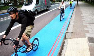 Ciclistas atravessam ciclovia em Londres