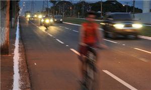 Ciclistas correm risco ao trafegar pela via