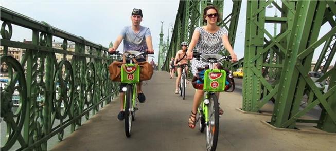 Ciclistas cruzam ponte sobre o rio Danúbio, em Bud