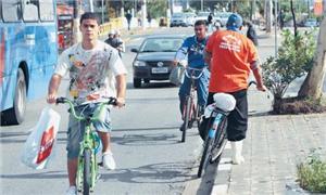 Ciclistas disputam espaço na avenida