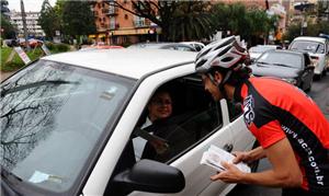 Ciclistas distribuíram panfletos