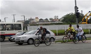 Ciclistas e carros