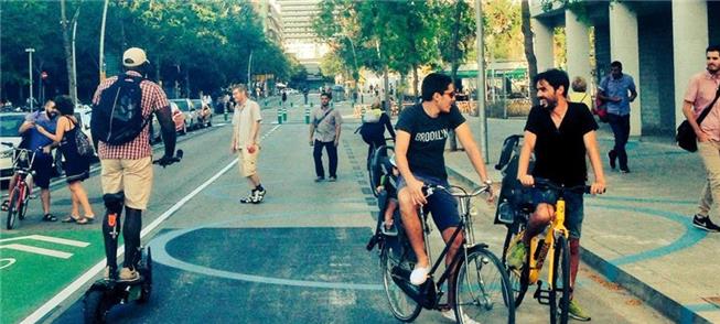 Ciclistas e pedestres no centro de Barcelona