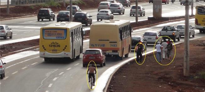 Ciclistas e pedestres perdidos no trânsito perigos