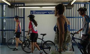 Ciclistas e usuários do metrô, no centro expandido