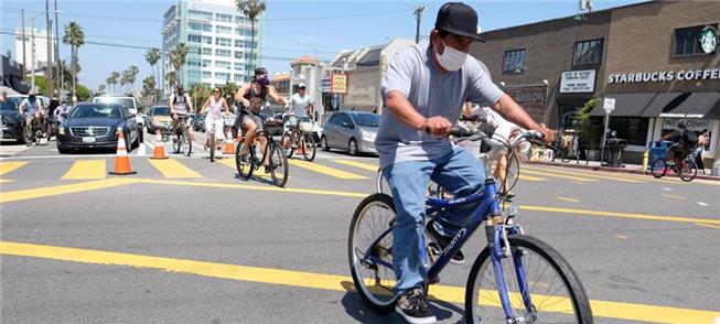 Ciclistas em avenida de Los Angeles, EUA