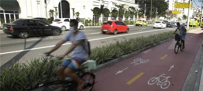 Ciclistas em Niterói (RJ): para evitar contaminaçã