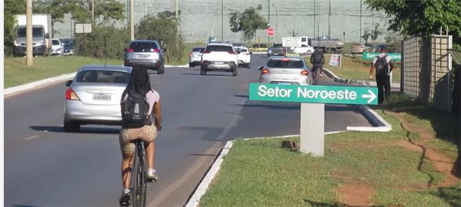 Ciclistas enfrentam o trânsito no acesso ao Setor