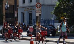 Ciclistas na Avenida Paulista, na região central d