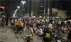 Ciclistas na Avenida Paulista