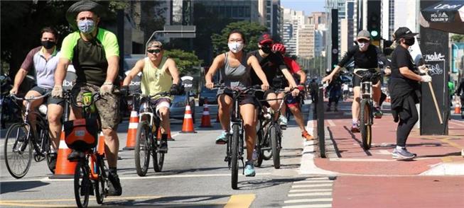 Ciclistas na ciclofaixa de lazer da Avenida Paulis