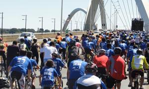 Ciclistas na Ponte JK, em Brasília