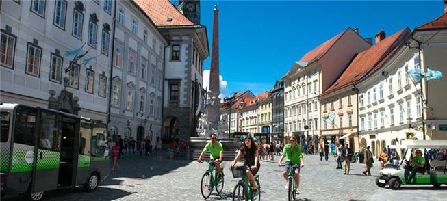 Ciclistas no centro histórico da capital eslovena