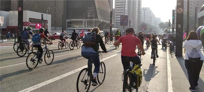 Ciclistas ocupam a av. Paulista (SP) em ato de pro