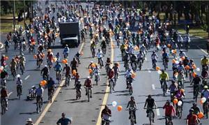 Ciclistas participam de passeio no Eixão