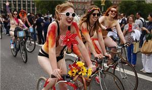 Ciclistas passam pela ponte Westminster, no centro