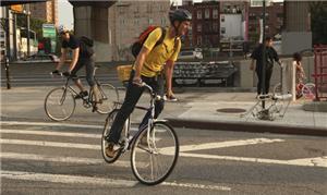 Ciclistas passam por Williamsburg, no Brooklyn, No