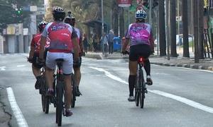 Ciclistas pedalam em avenida do Centro de Campinas